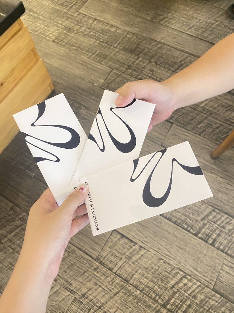 Kỹ Thuật Ép Kim Và Dập Nổi Logo Trên Thẻ Treo